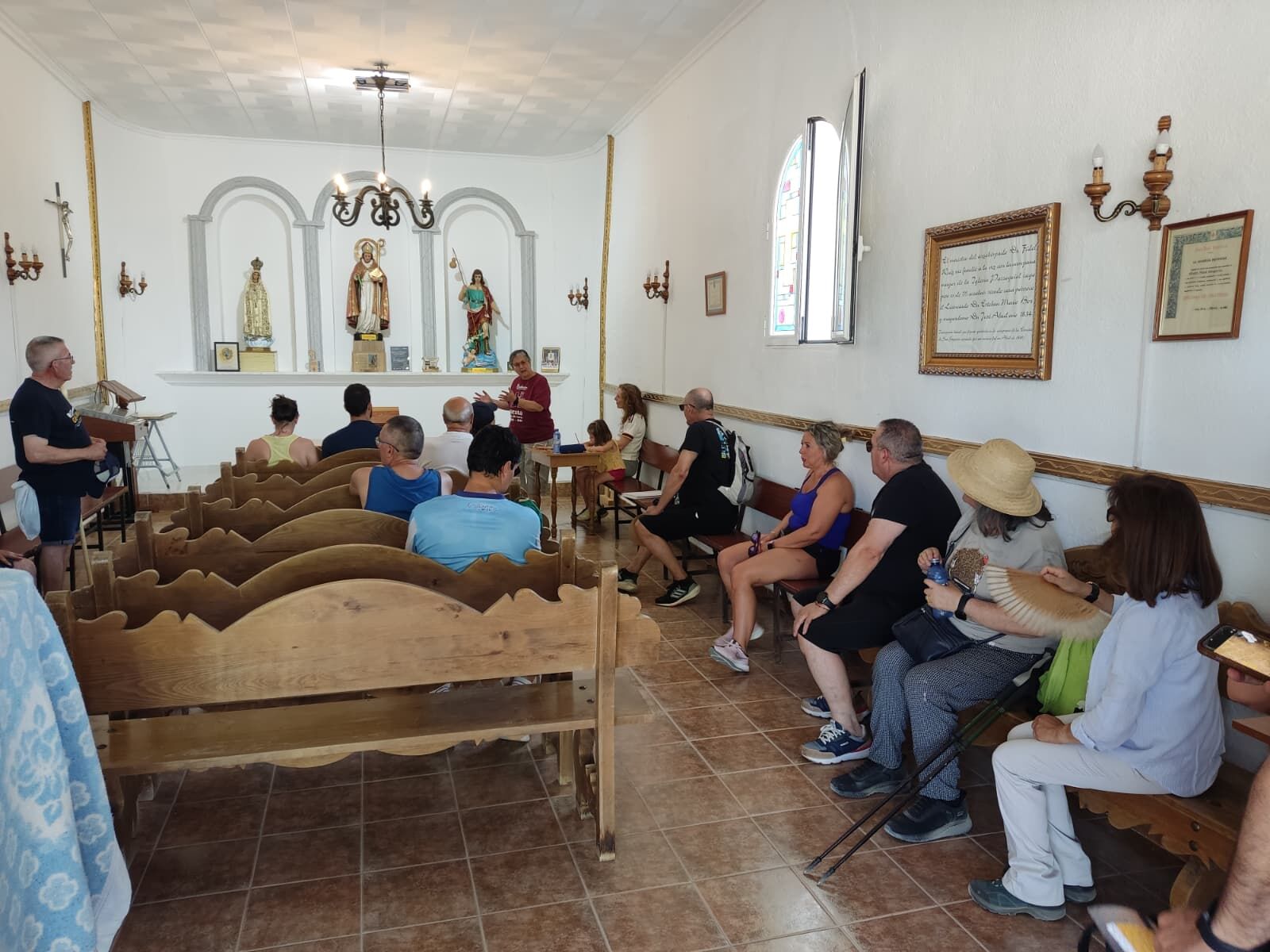 Peregrinos en el interior de una ermita