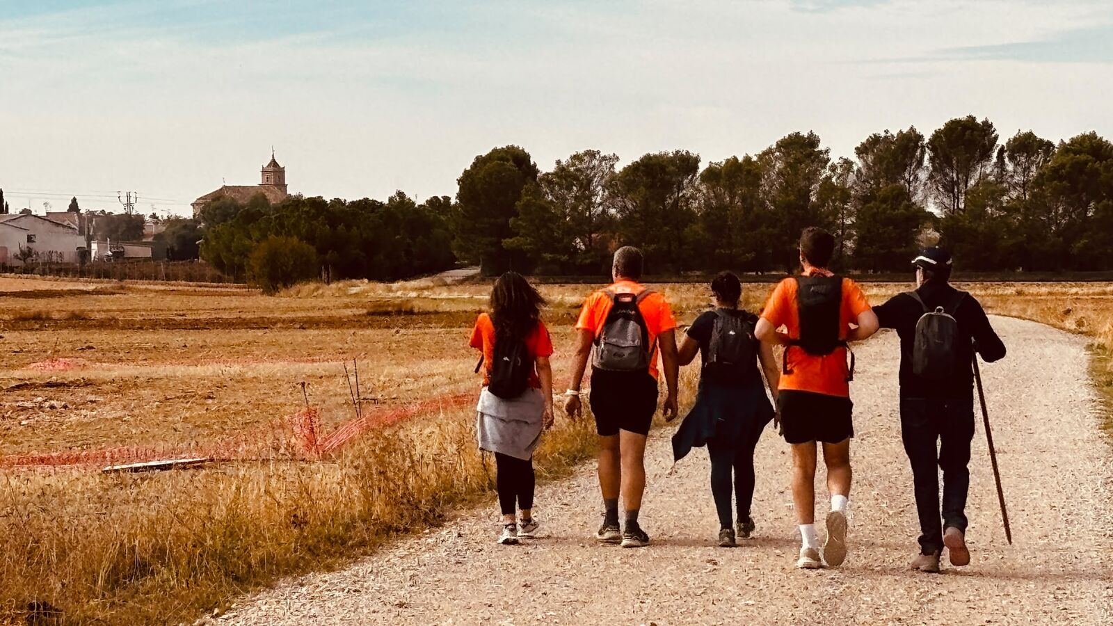 Peregrinos camino de un pueblo